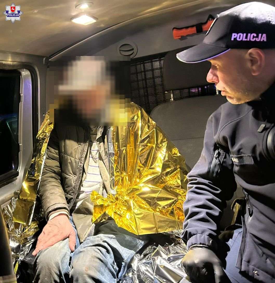 Policjanci z Poniatowej odnaleźli wyziębionego 67-latka. Mężczyzna leżał w sadzie
