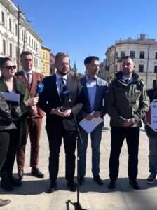 Konferencja posłów PiS: krytykują SAFE i apelują o szybkie procedowanie ustawy prezydenckiej