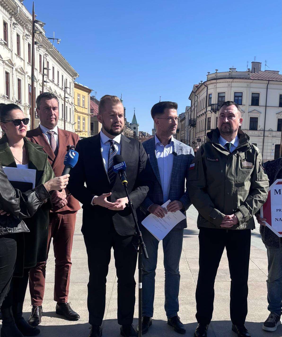 Konferencja posłów PiS: krytykują SAFE i apelują o szybkie procedowanie ustawy prezydenckiej