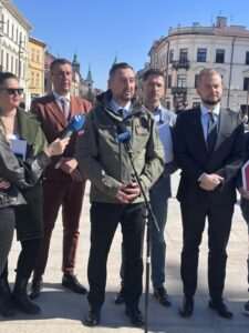 Konferencja posłów PiS: krytykują SAFE i apelują o szybkie procedowanie ustawy prezydenckiej