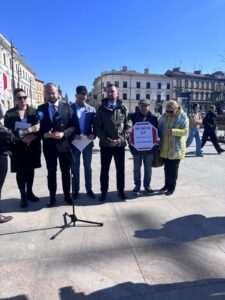Konferencja posłów PiS: krytykują SAFE i apelują o szybkie procedowanie ustawy prezydenckiej