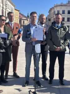 Konferencja posłów PiS: krytykują SAFE i apelują o szybkie procedowanie ustawy prezydenckiej