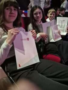 Dziewięcioro uczniów z dwóch szkół ze stypendiami od marszałka