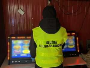 Nalot na nielegalny hazard. Zabezpieczono 13 automatów