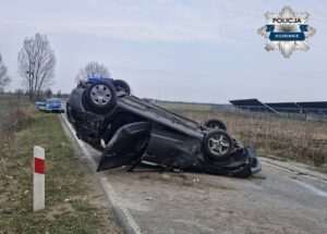 Z kraju : Pijana kierująca dachowała z dzieckiem w aucie. Miała blisko 3 promile alkoholu