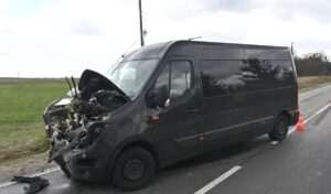 Groźny wypadek w Witoldowie. Bus uderzył w ciągnik rolniczy