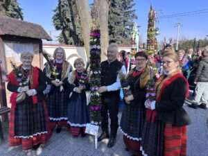 Niedziela Palmowa w Kłoczewie. Tradycja i zaangażowanie Kół Gospodyń Wiejskich
