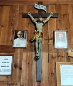 Ocalone dziedzictwo Górecka Kościelnego. Zabytkowy krucyfiks odzyskał dawny blask