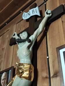 Ocalone dziedzictwo Górecka Kościelnego. Zabytkowy krucyfiks odzyskał dawny blask