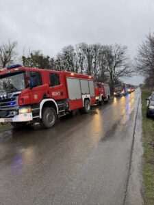 Pożar poddasza w Biesiadkach. Szybka akcja strażaków zapobiegła tragedii