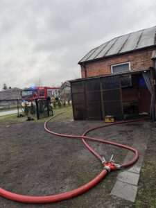 Pożar poddasza w Biesiadkach. Szybka akcja strażaków zapobiegła tragedii