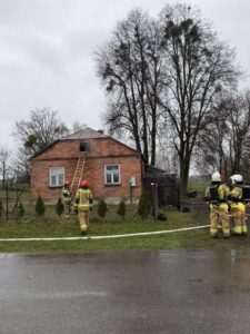 Pożar poddasza w Biesiadkach. Szybka akcja strażaków zapobiegła tragedii