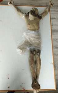 Ocalone dziedzictwo Górecka Kościelnego. Zabytkowy krucyfiks odzyskał dawny blask