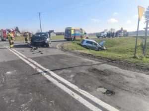 Wypadek na DK63. Zderzenie dwóch aut w Sapiehowie – jedna osoba trafiła do szpitala