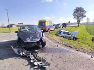 Wypadek na DK63. Zderzenie dwóch aut w Sapiehowie – jedna osoba trafiła do szpitala