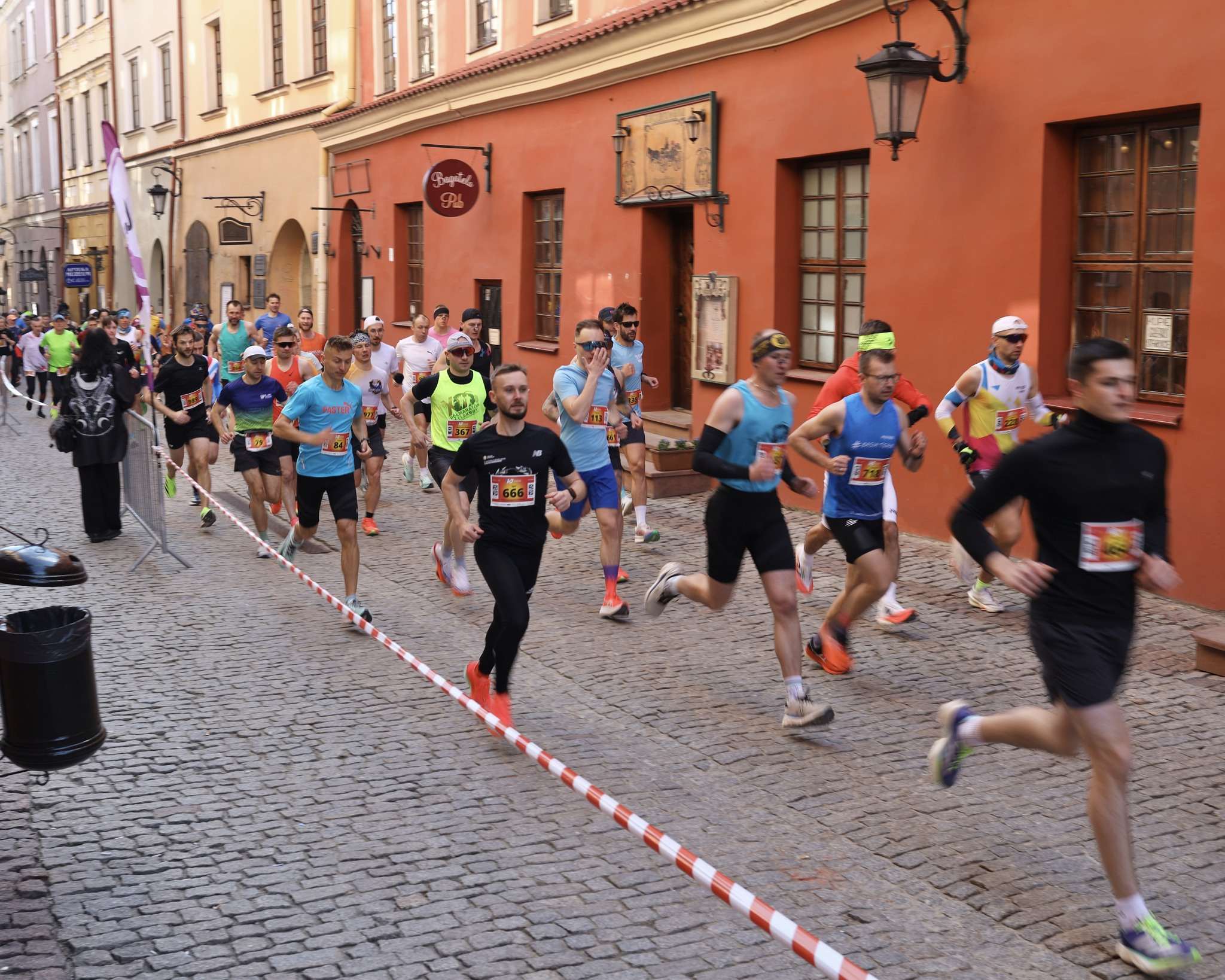 Wiosenna dycha w Lublinie. Setki biegaczy na trasie przez centrum miasta