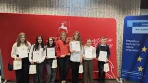 Dziewięcioro uczniów z dwóch szkół ze stypendiami od marszałka