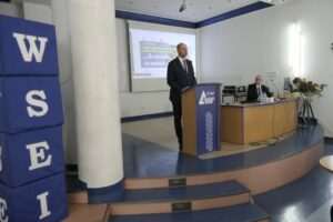 Sławomir Plis podczas konferencji w WSEI w Lublinie mówił o wsparciu seniorów i roli samorządu