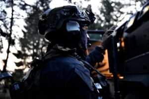 Nielegalny arsenał w Podlaskiem. Policja zabezpieczyła broń i zatrzymała trzy osoby