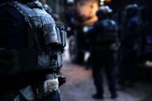 Nielegalny arsenał w Podlaskiem. Policja zabezpieczyła broń i zatrzymała trzy osoby