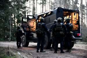 Nielegalny arsenał w Podlaskiem. Policja zabezpieczyła broń i zatrzymała trzy osoby