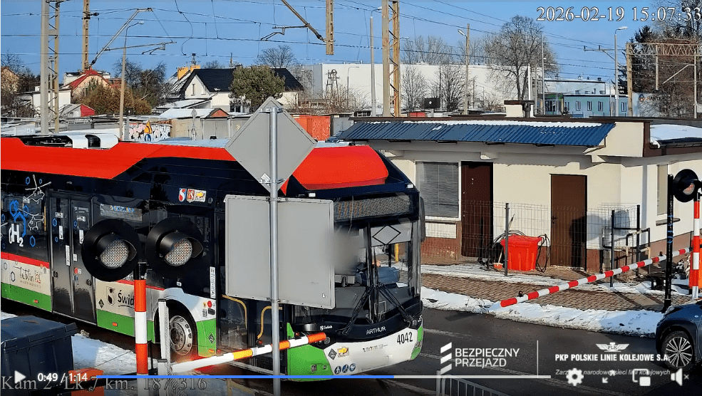 Wyrok za wjazd na przejazd kolejowy w Świdniku. Kierowca autobusu ukarany