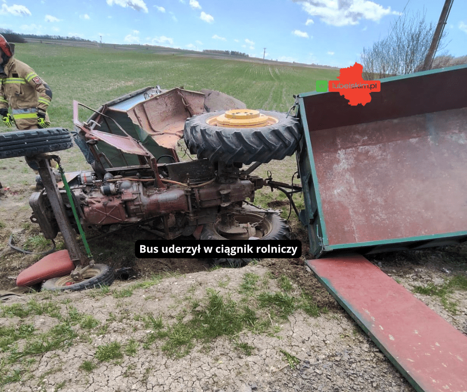 Groźny wypadek w Witoldowie. Bus uderzył w ciągnik rolniczy