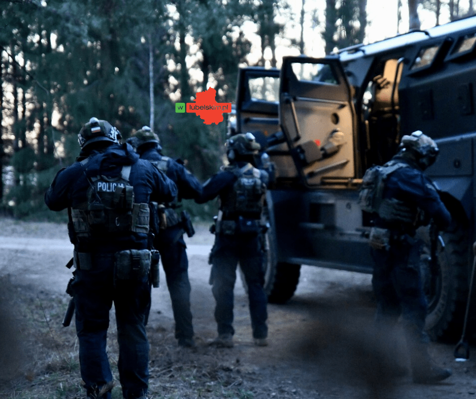 Nielegalny arsenał w Podlaskiem. Policja zabezpieczyła broń i zatrzymała trzy osoby