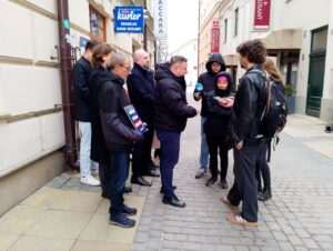 Konfederacja protestuje przeciw systemowi kaucyjnemu. Butelki trafiły pod biura KO i PiS