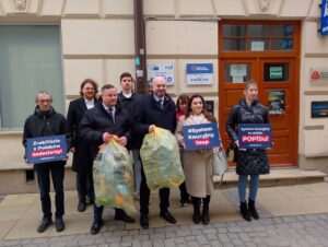 Konfederacja protestuje przeciw systemowi kaucyjnemu. Butelki trafiły pod biura KO i PiS