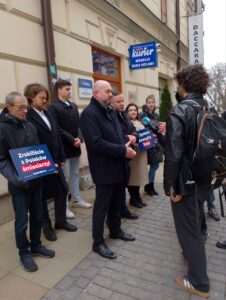 Konfederacja protestuje przeciw systemowi kaucyjnemu. Butelki trafiły pod biura KO i PiS