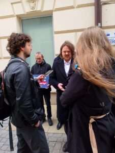 Konfederacja protestuje przeciw systemowi kaucyjnemu. Butelki trafiły pod biura KO i PiS