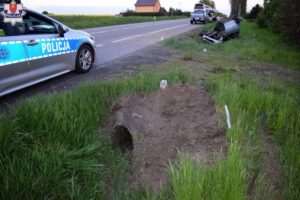 Dachowanie toyoty DK17 – szybka reakcja policji uratowała kierowcę