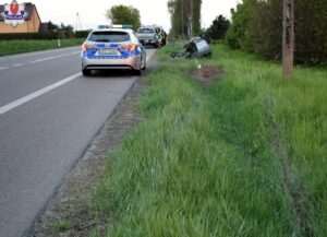 Dachowanie toyoty DK17 – szybka reakcja policji uratowała kierowcę