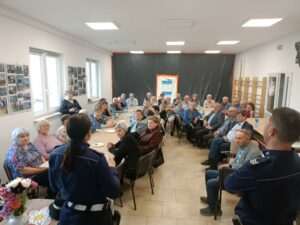 Bezpieczeństwo seniorów: spotkanie w Telatynie z Policją