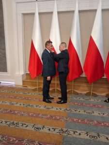 Wójt Gminy Krynice Jacek Wiśniewski odznaczony Srebrnym Krzyżem Zasługi