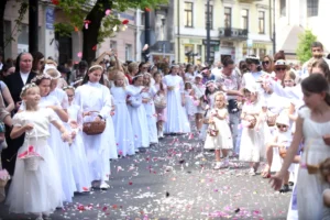 Historia procesji Bożego Ciała w Lublinie łączy w sobie bardzo stare tradycje religijne z ważnymi wydarzeniami społecznymi i politycznymi miasta