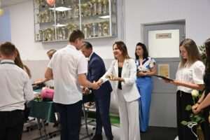 Zakończenie roku klas 8 w Krzczonowie. Wyróżnienia i gratulacje