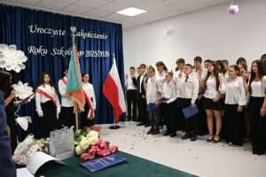 Zakończenie roku klas 8 w Krzczonowie. Wyróżnienia i gratulacje