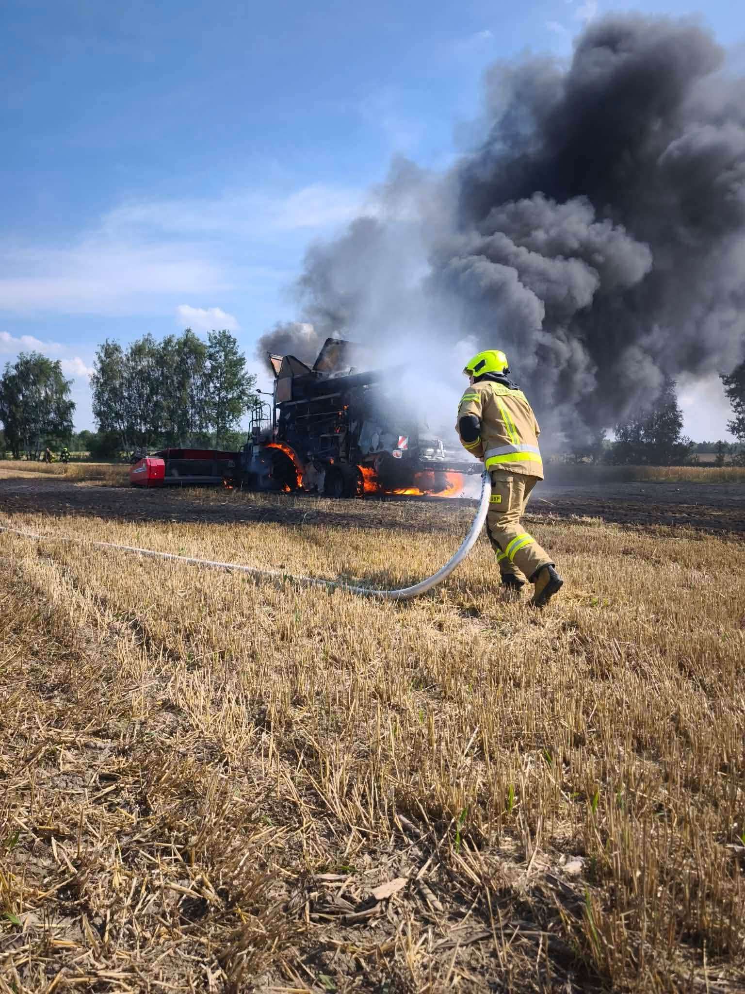 Pożar kombajnu podczas żniw. Spłonęło zboże i maszyna