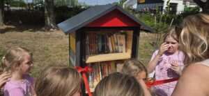 Bookcrossing w Niemcach. W parku powstała plenerowa biblioteczka