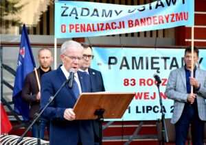 Biłgoraj uczcił Ofiary Rzezi Wołyńskiej. Msza, Marsz Pamięci i hołd przed pomnikiem