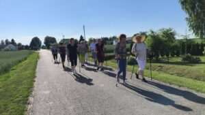 Seniorzy z Telatyna ruszyli na szlak w Nowosiółkach i Poturzynie. Nordic walking łączy pokolenia