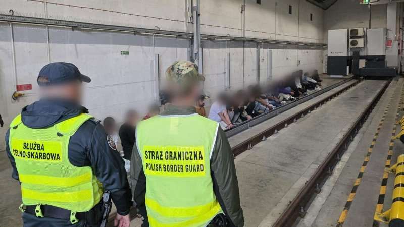 27 cudzoziemców zatrzymanych przy granicy z Litwą. Ukrywali się w ciężarówce z torfem