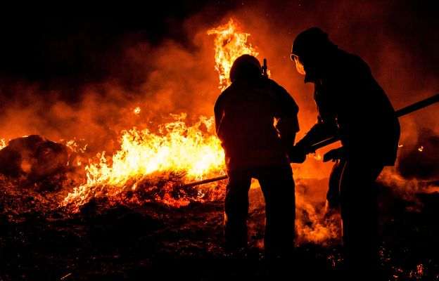 Nocny pożar na terenie parafii w Lublinie. Strażacy dogaszali pogorzelisko także rano
