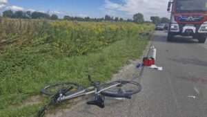 Wypadek w Trzeszkowicach. Motocyklista i rowerzysta trafili do szpitala