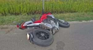 Wypadek w Trzeszkowicach. Motocyklista i rowerzysta trafili do szpitala