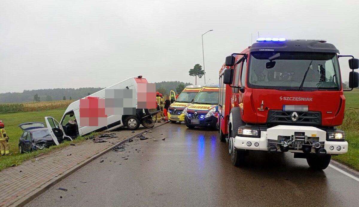 Czołowe zderzenie w Zarzecu Ulańskim. Trzy osoby trafiły do szpitala