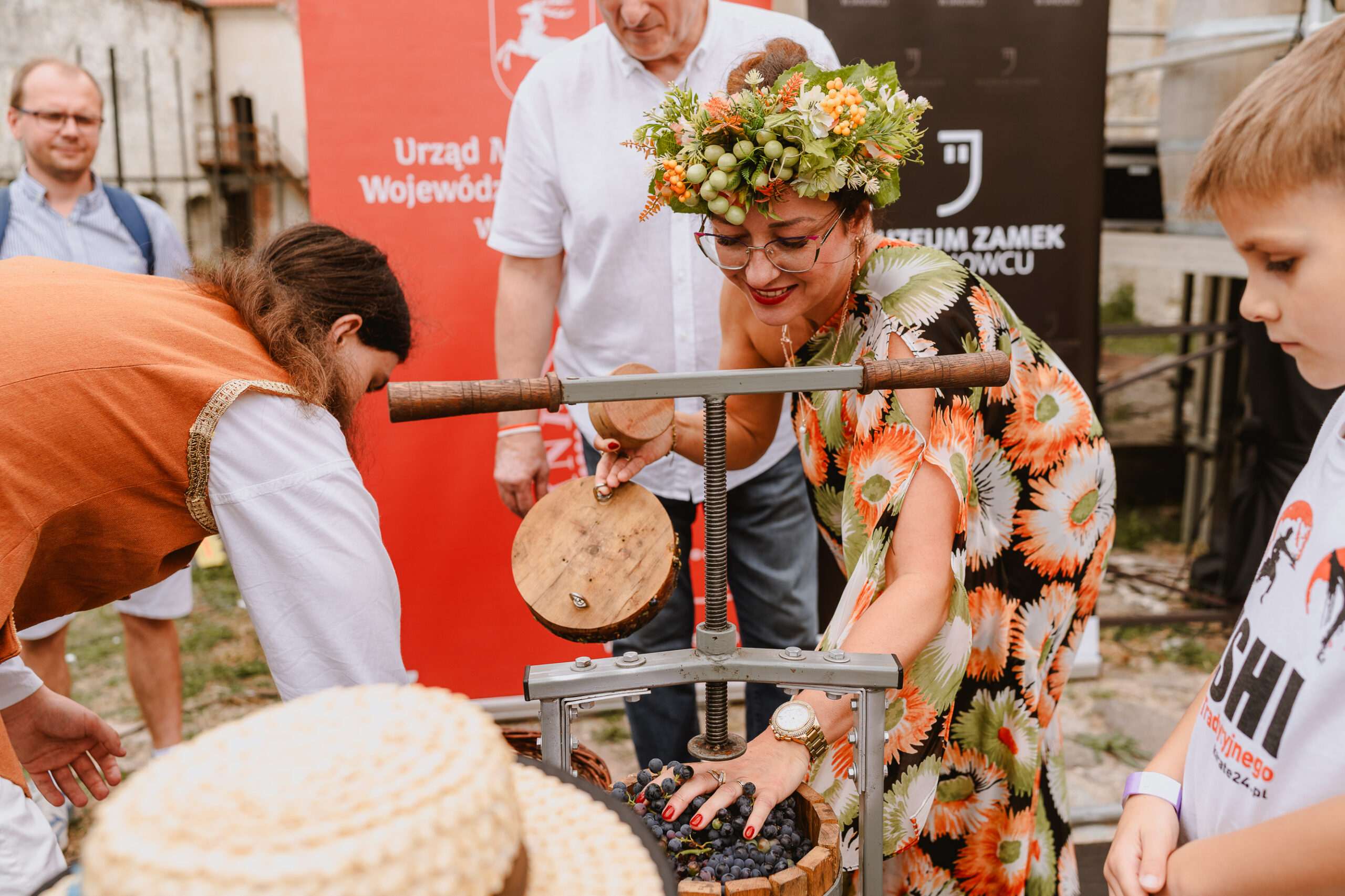 Biało Czerwone Winobranie na Zamku w Janowcu. Historia, wino i muzyka