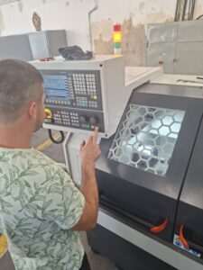 Nauczyciele z Dęblina przeszkoleni na tokarce CNC